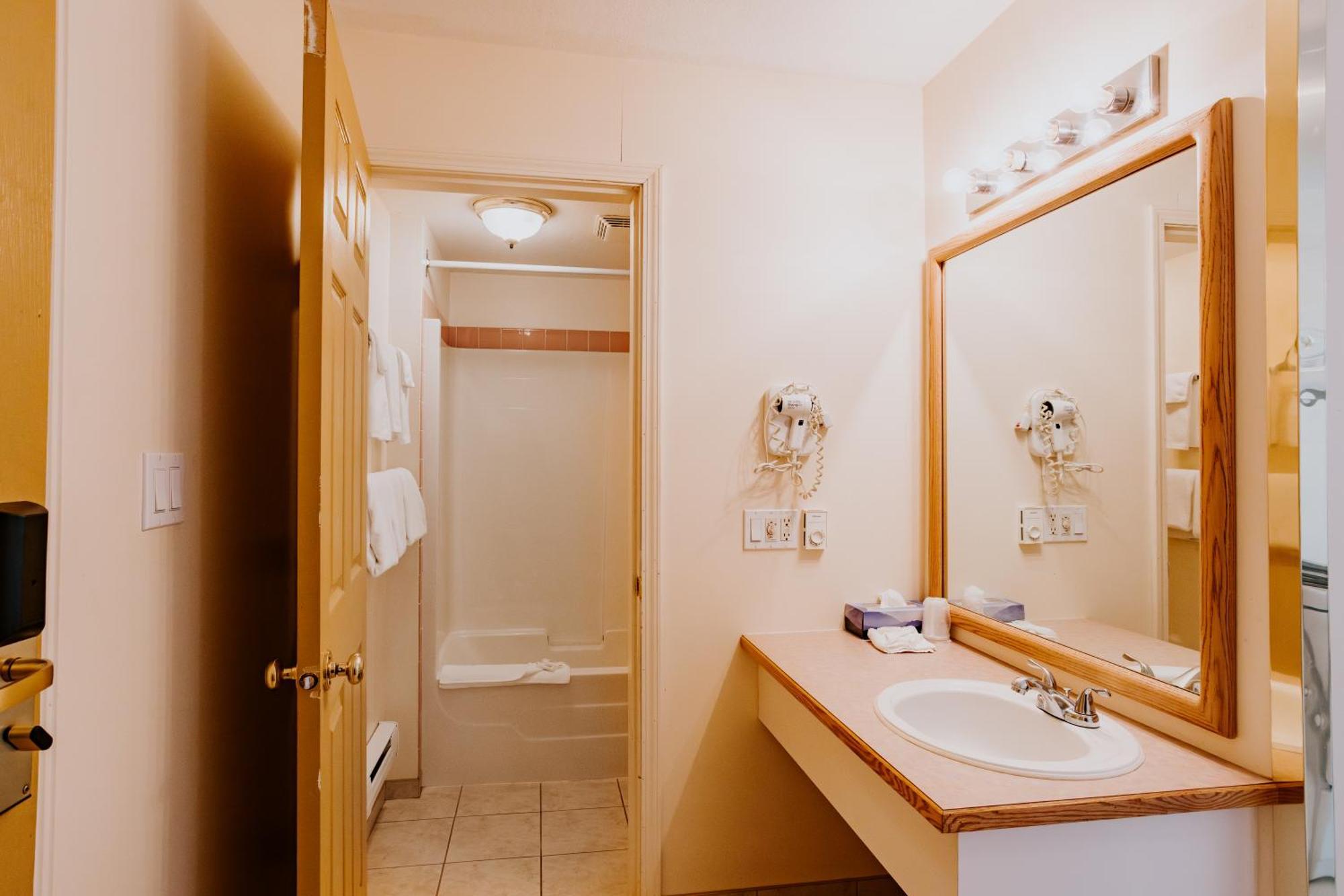 Western Budget Plus Mosaic Suites Penhold Exteriér fotografie