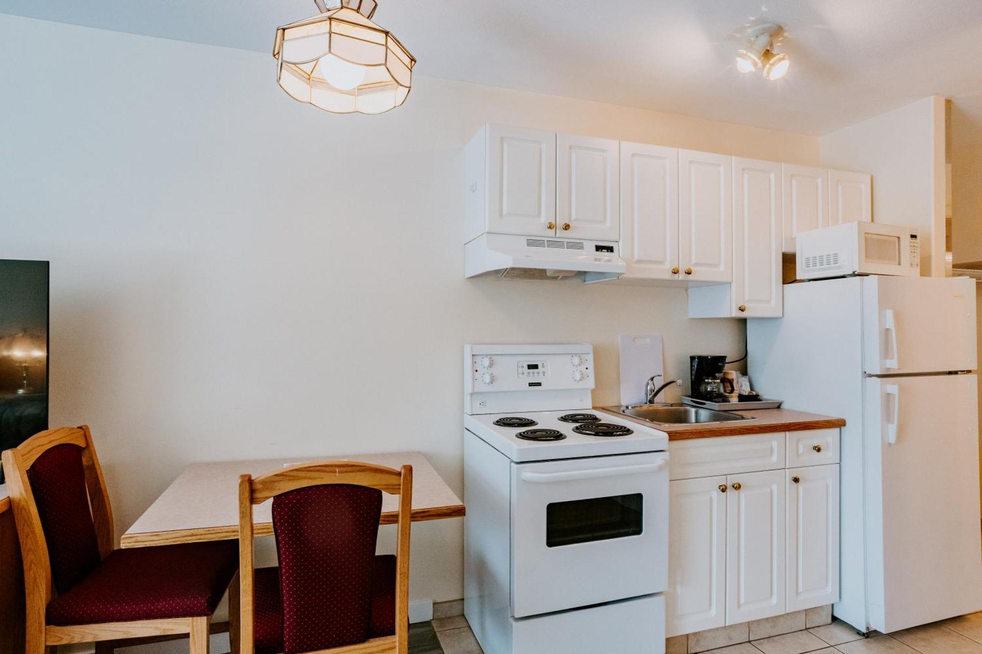 Western Budget Plus Mosaic Suites Penhold Exteriér fotografie