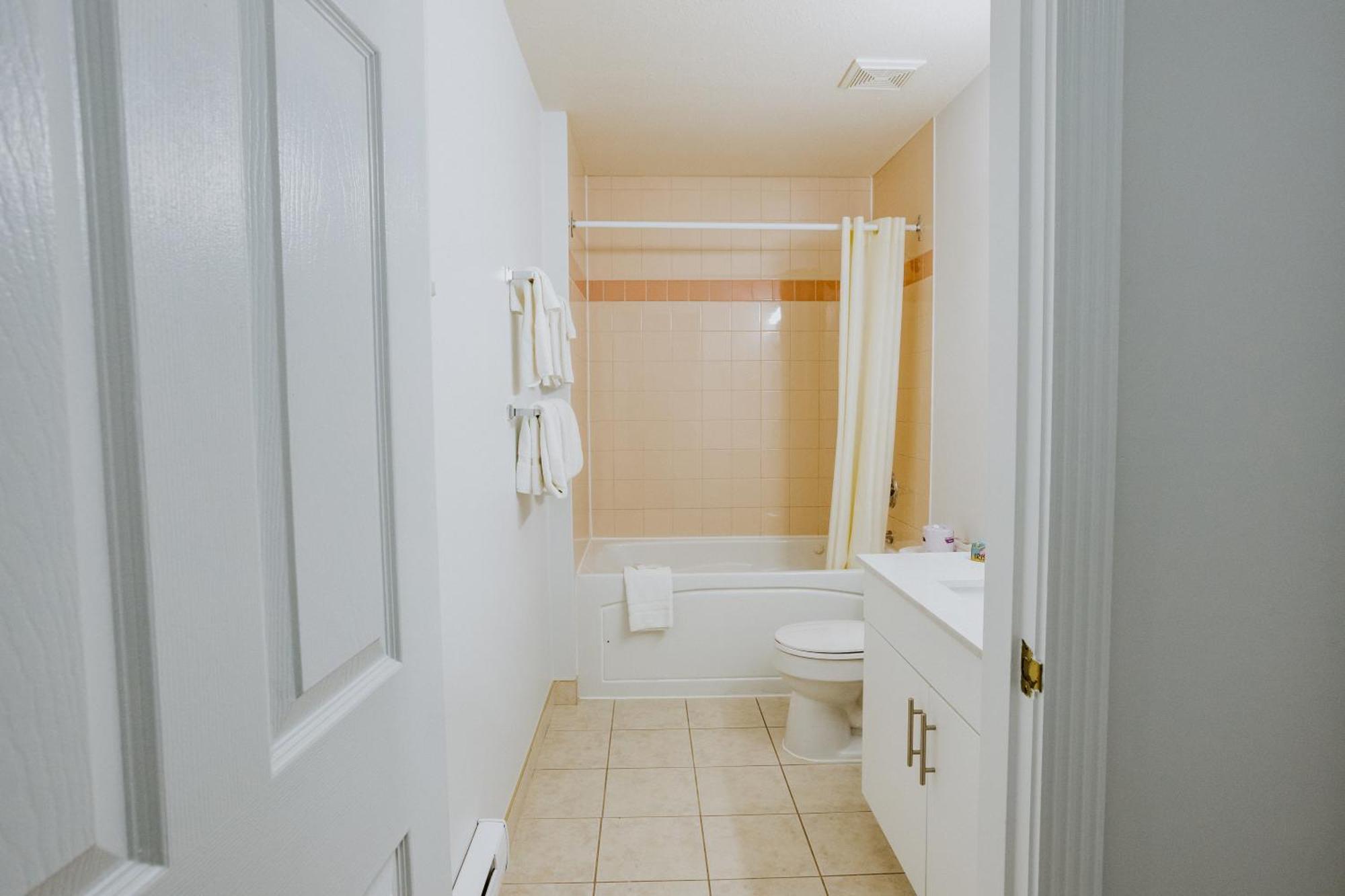 Western Budget Plus Mosaic Suites Penhold Exteriér fotografie