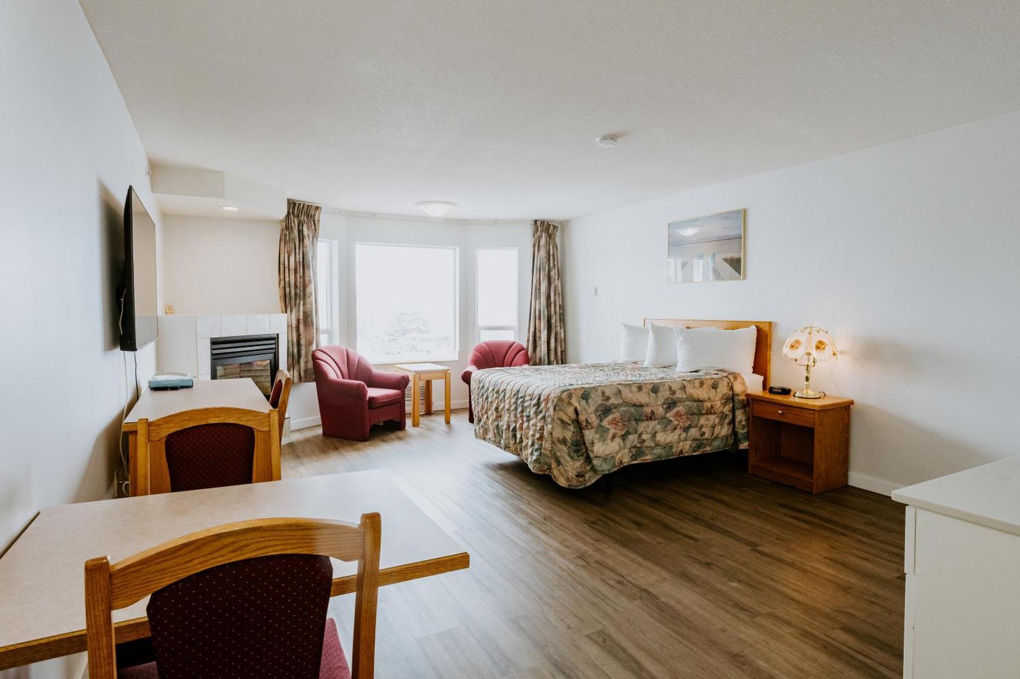 Western Budget Plus Mosaic Suites Penhold Exteriér fotografie