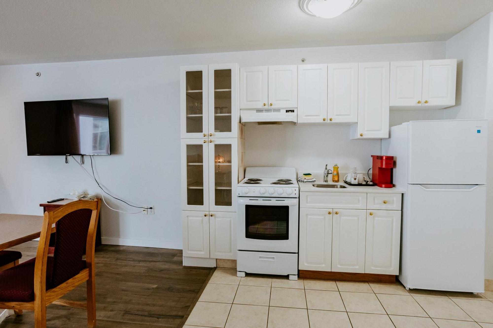 Western Budget Plus Mosaic Suites Penhold Exteriér fotografie