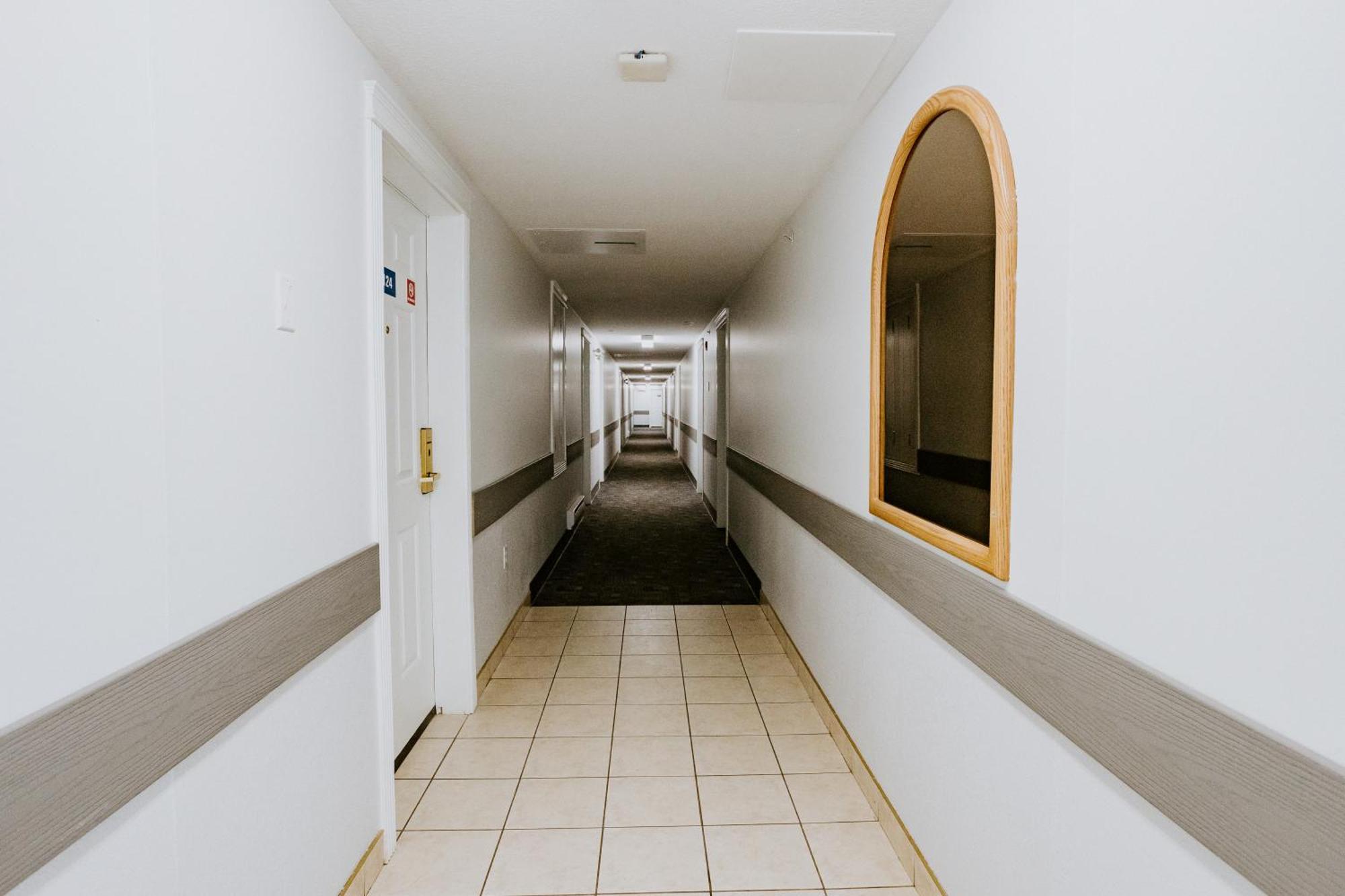 Western Budget Plus Mosaic Suites Penhold Exteriér fotografie