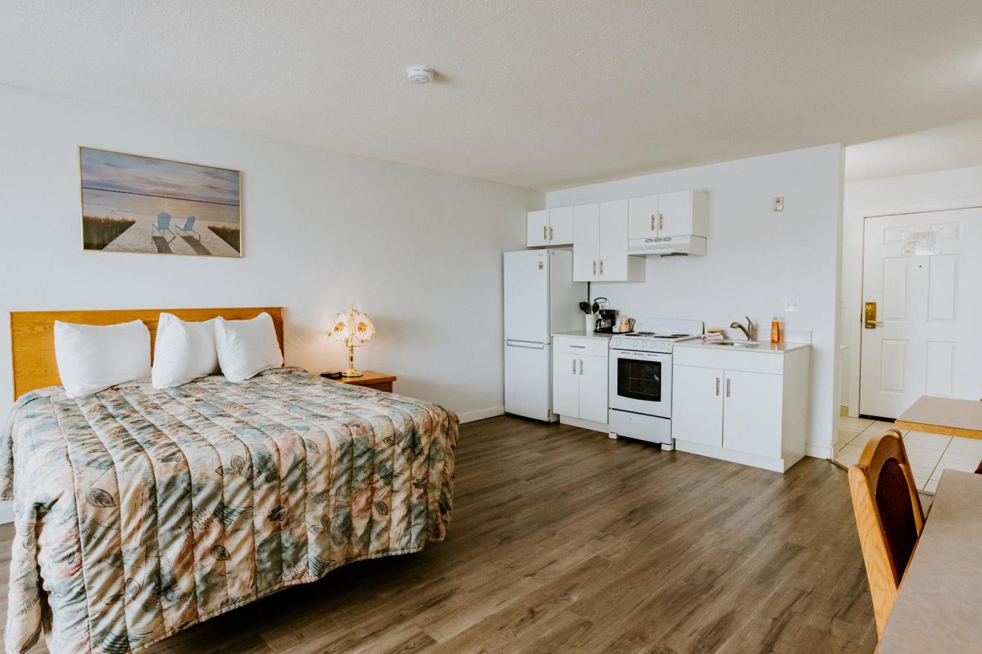 Western Budget Plus Mosaic Suites Penhold Exteriér fotografie