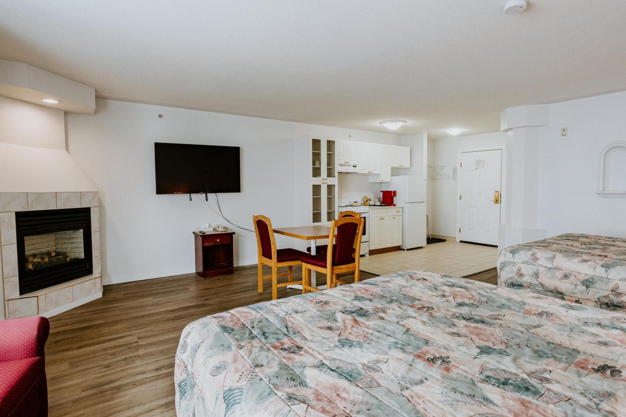 Western Budget Plus Mosaic Suites Penhold Exteriér fotografie