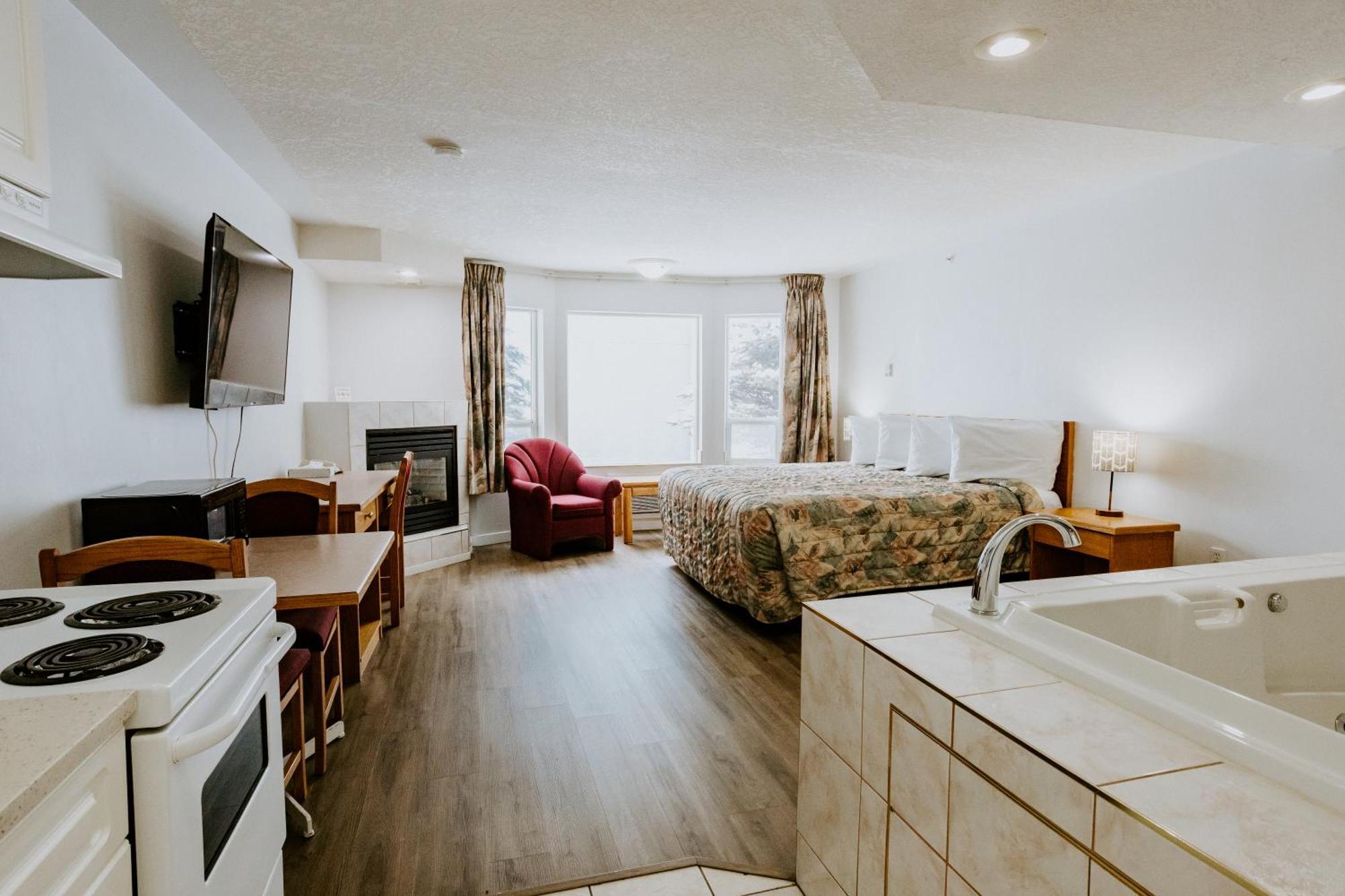 Western Budget Plus Mosaic Suites Penhold Exteriér fotografie