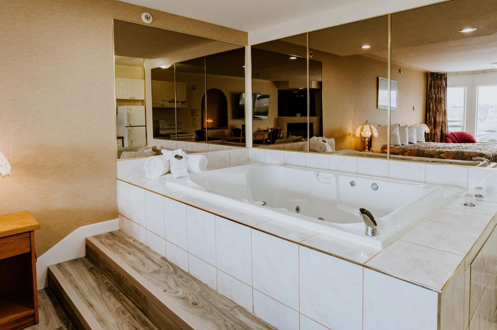 Western Budget Plus Mosaic Suites Penhold Exteriér fotografie