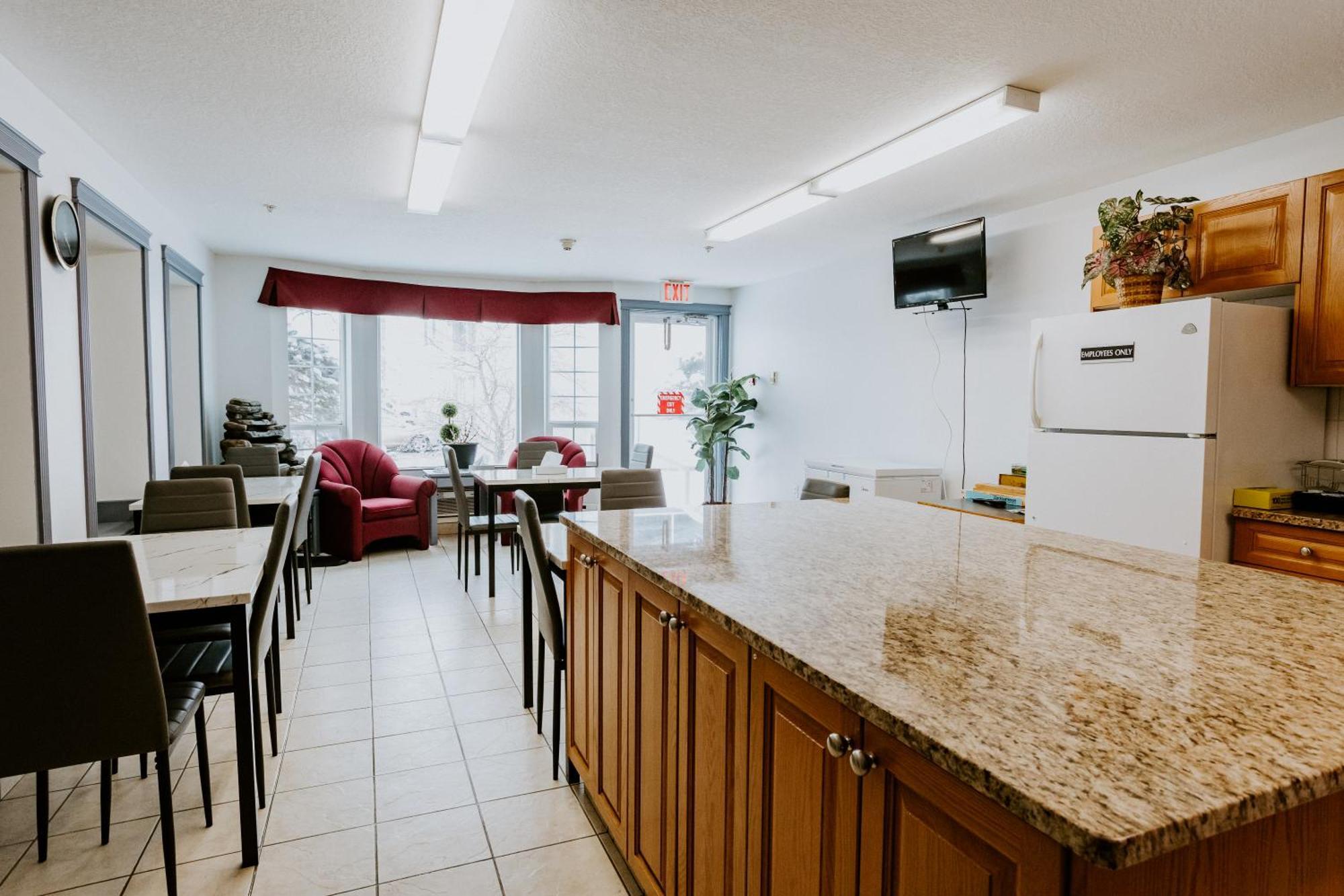 Western Budget Plus Mosaic Suites Penhold Exteriér fotografie
