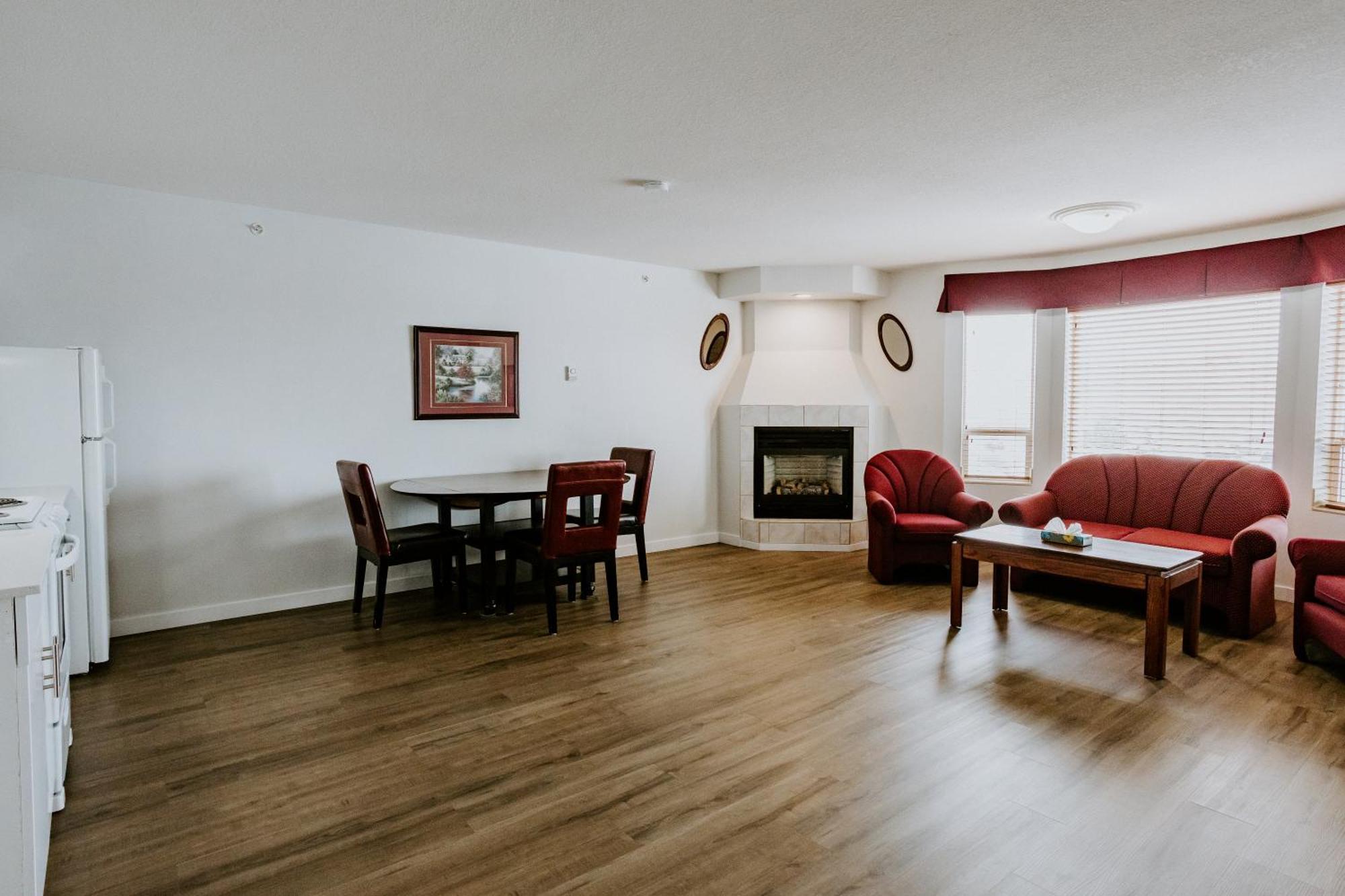 Western Budget Plus Mosaic Suites Penhold Exteriér fotografie