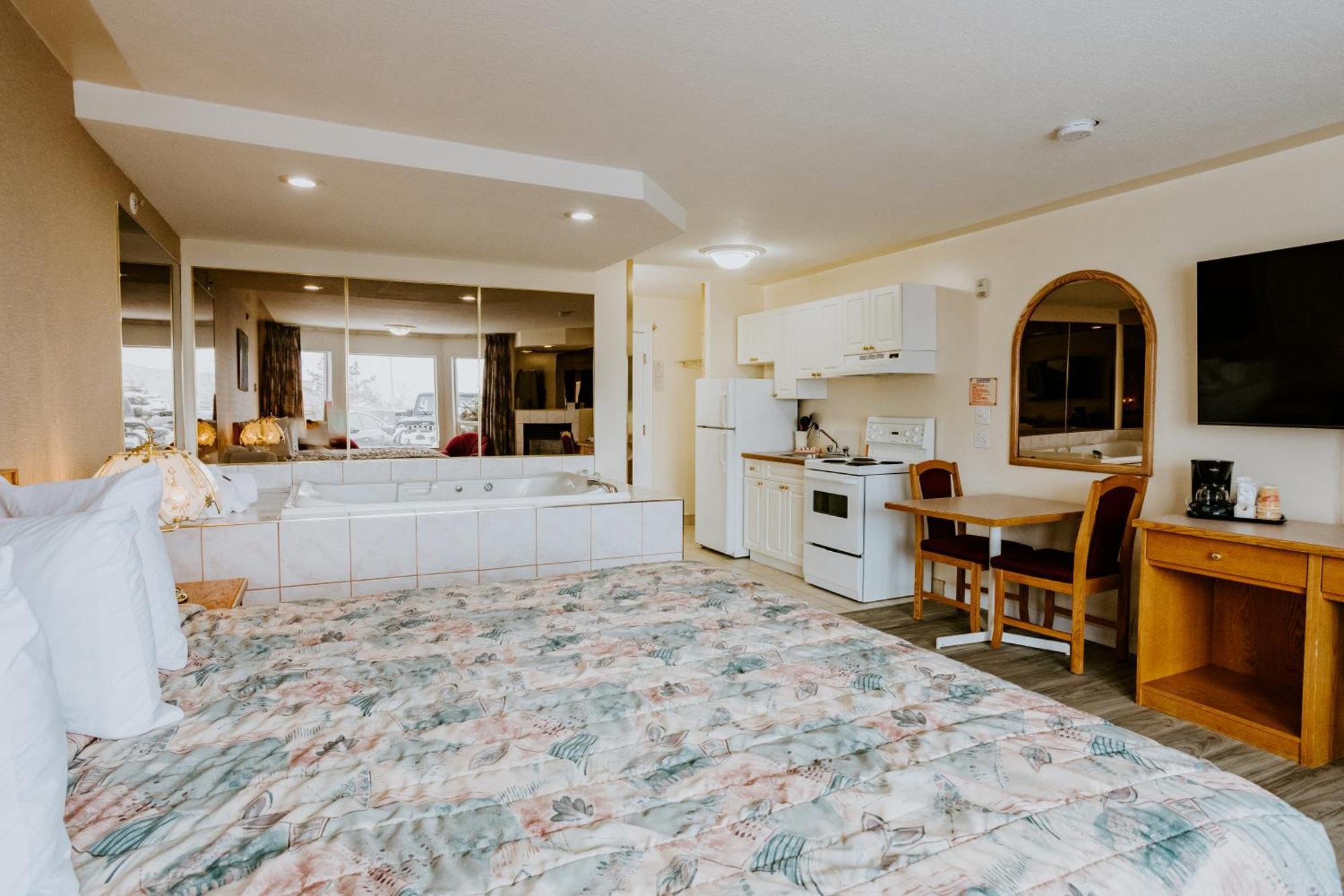 Western Budget Plus Mosaic Suites Penhold Exteriér fotografie
