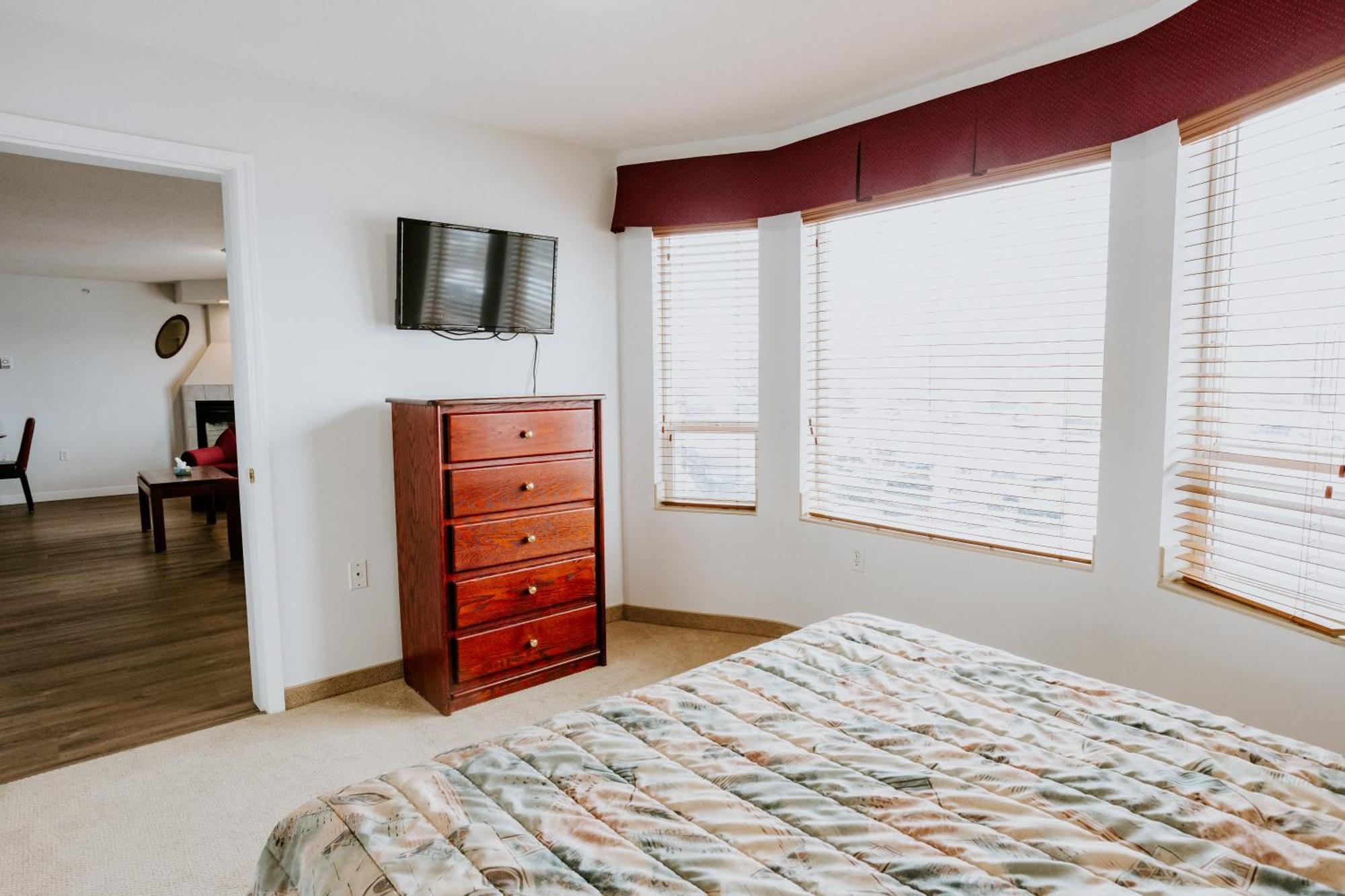 Western Budget Plus Mosaic Suites Penhold Exteriér fotografie