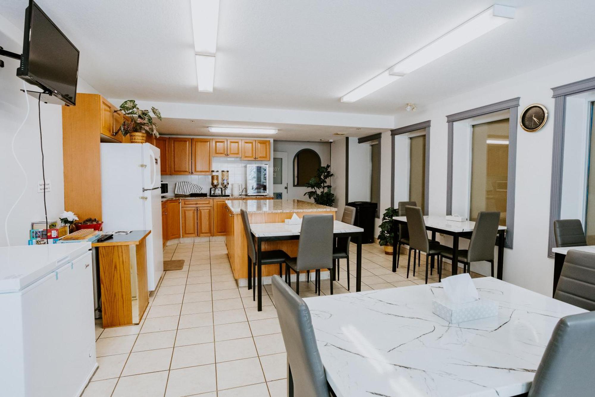 Western Budget Plus Mosaic Suites Penhold Exteriér fotografie